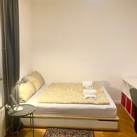 In Der Maxvorstadt Mit Gemeinschaftsbad Μόναχο
